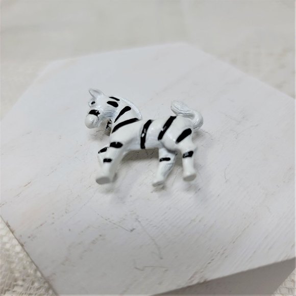Zebra Metal Pin Brooch Small Black & White Fun - Picture 2 of 7